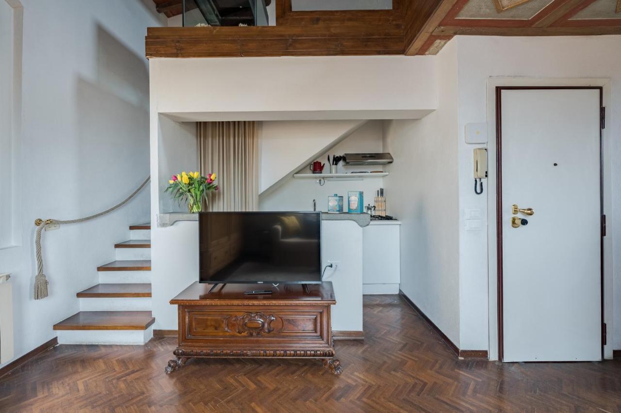 Via Lamberti, 3 - Florence Charming Apartments - Charming And Historic 5Th-Floor Attic Apartment With Elevator In A Building At The Heart Of Vibrant Florence, Just A 2-Minute Walk From All Attractions Bagian luar foto