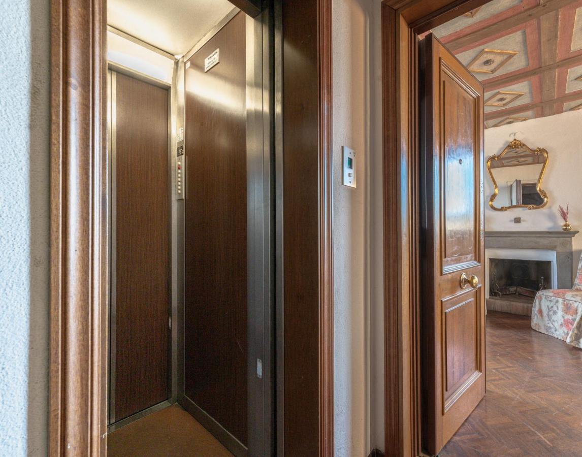Via Lamberti, 3 - Florence Charming Apartments - Charming And Historic 5Th-Floor Attic Apartment With Elevator In A Building At The Heart Of Vibrant Florence, Just A 2-Minute Walk From All Attractions Bagian luar foto