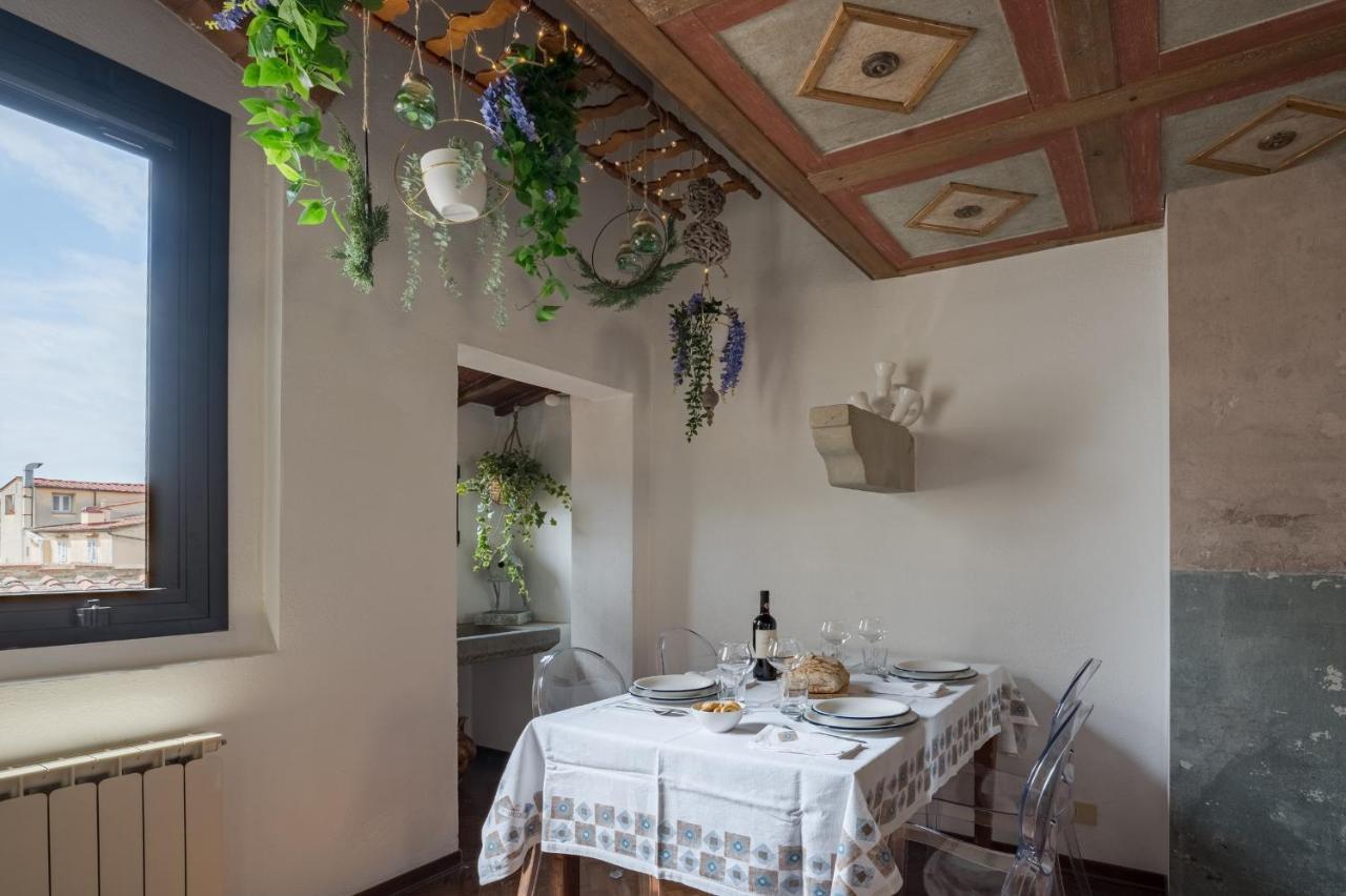 Via Lamberti, 3 - Florence Charming Apartments - Charming And Historic 5Th-Floor Attic Apartment With Elevator In A Building At The Heart Of Vibrant Florence, Just A 2-Minute Walk From All Attractions Bagian luar foto